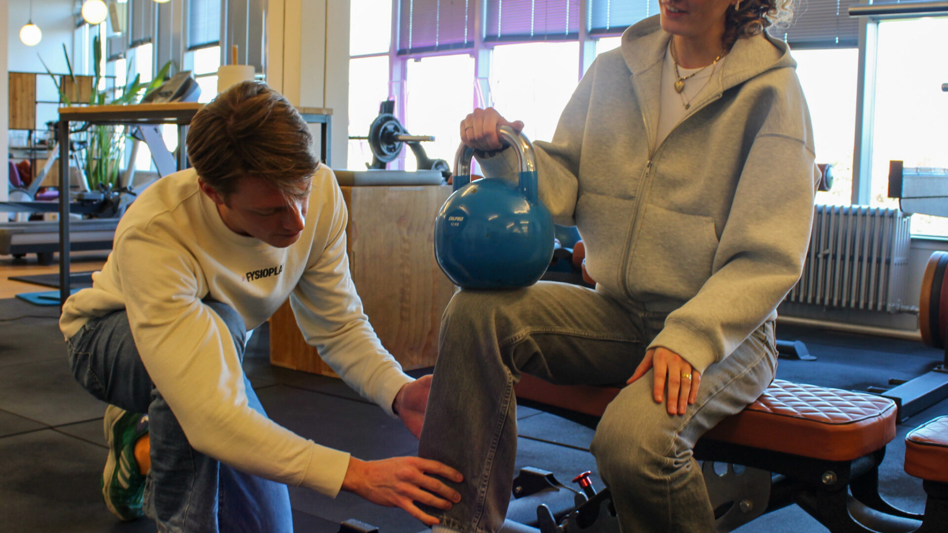 Hardloper stretcht kuit en onderbeen – oefeningen ter preventie van shin splints