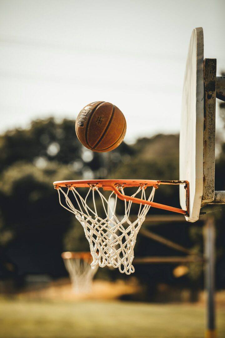 Basketbal vlak bij de ring