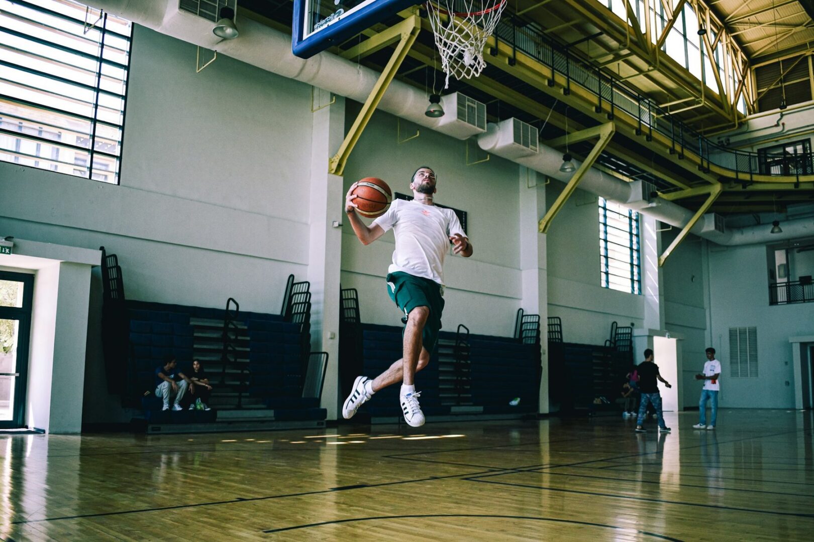 Basketballer maakt een dunk in de sporthal
