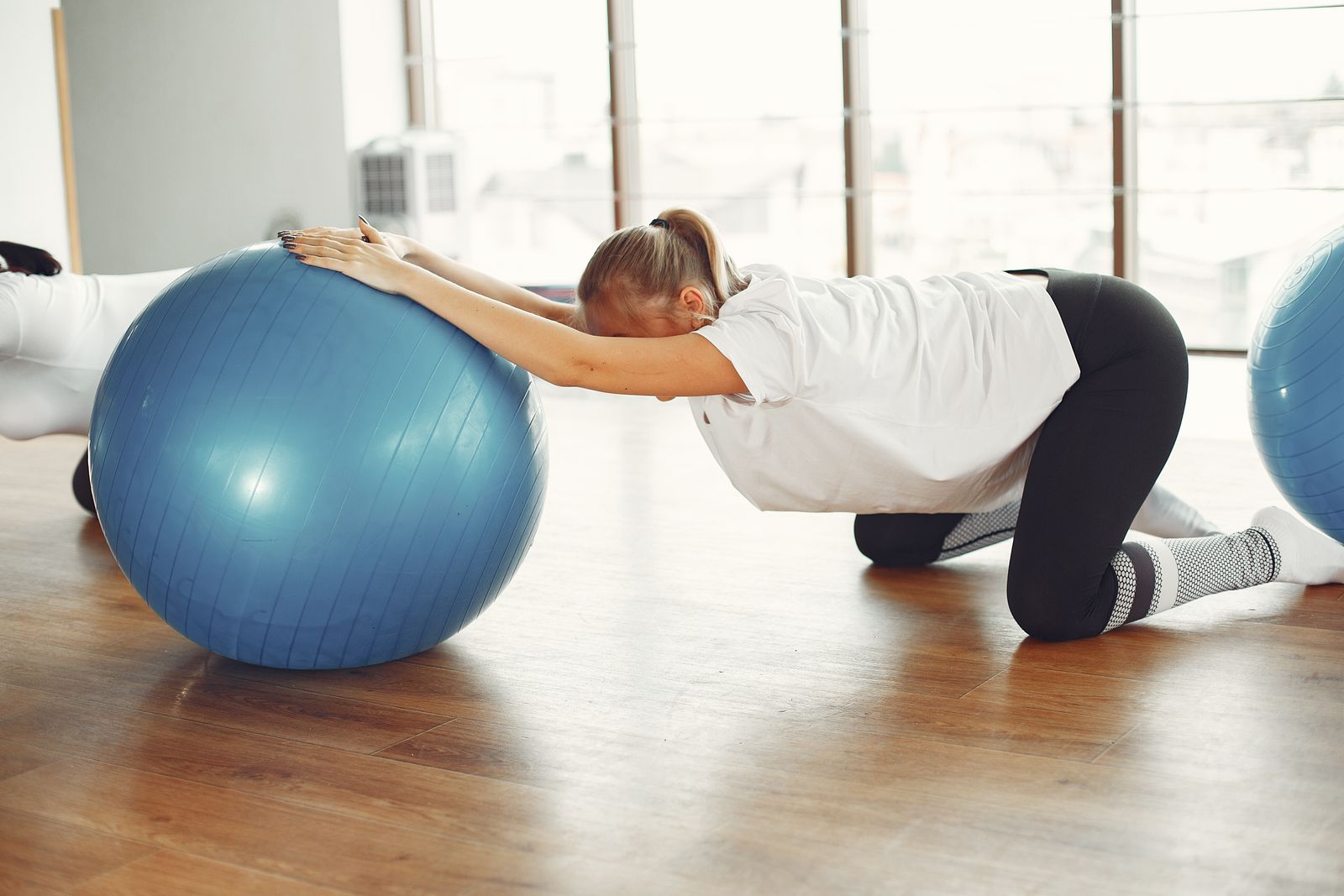 Vrouw doet een rustige oefening met een fitnessbal