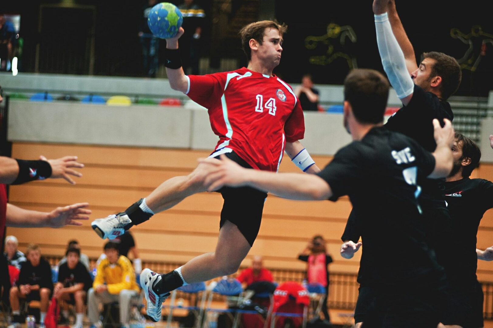 Handballer neemt een sprongschot in de zaal