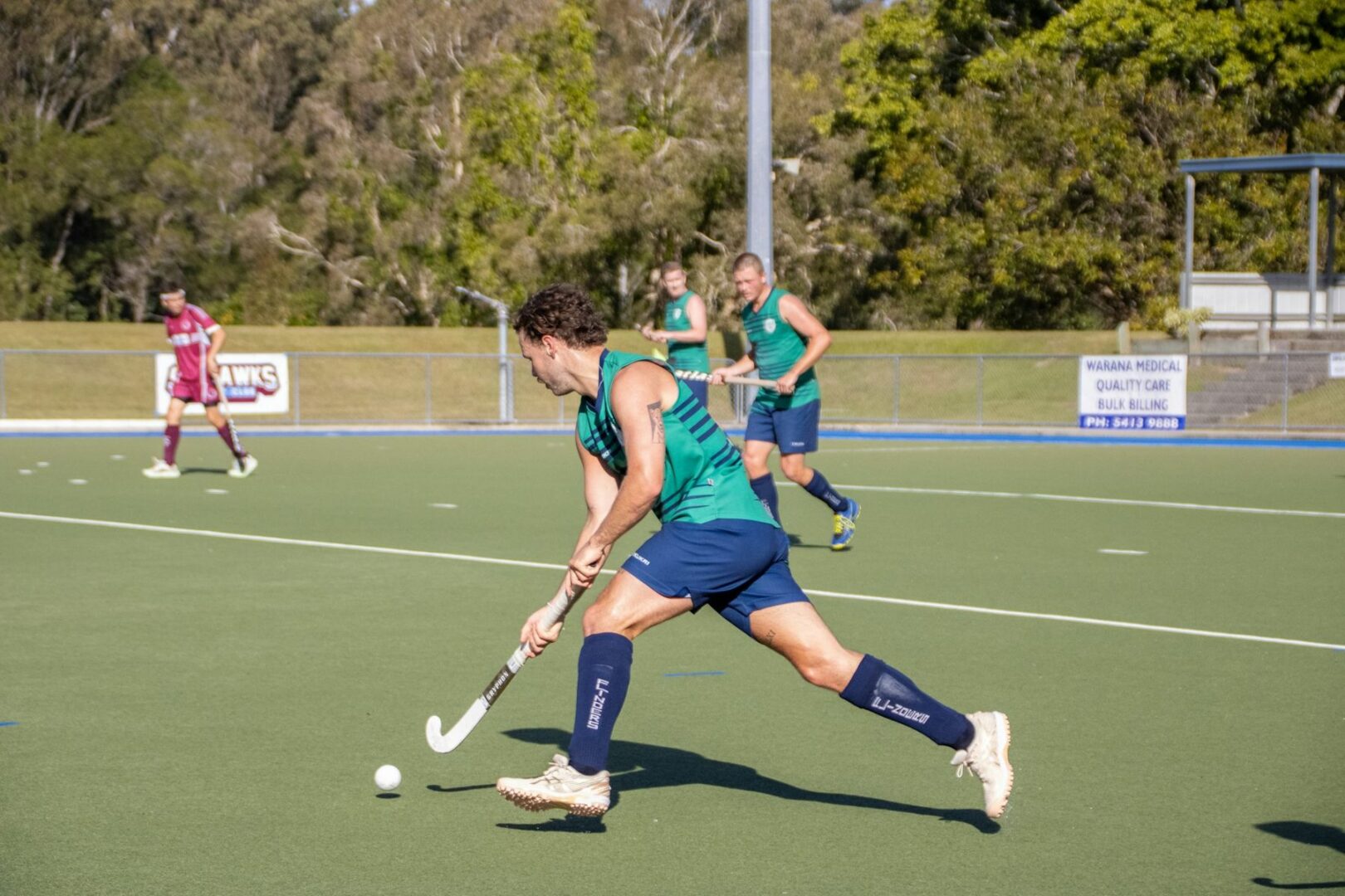 Hockeyer in actie op een kunstgrasveld