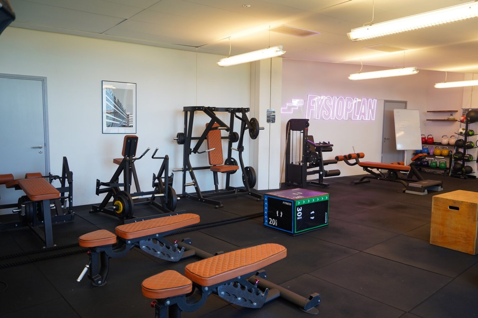 Gym van De Boei met krachtapparatuur en plyobox