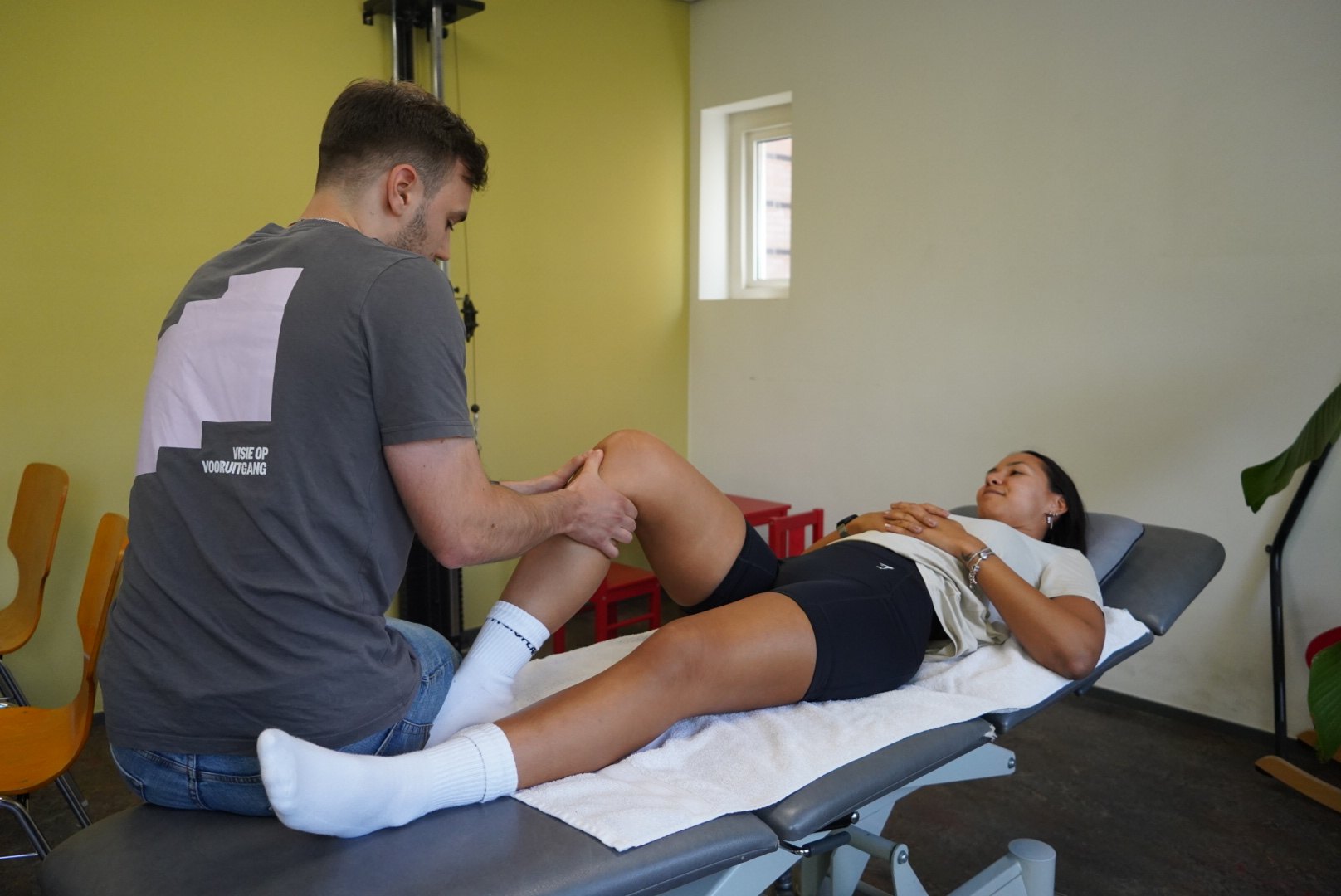 Onderzoek van de knie op de behandelbank