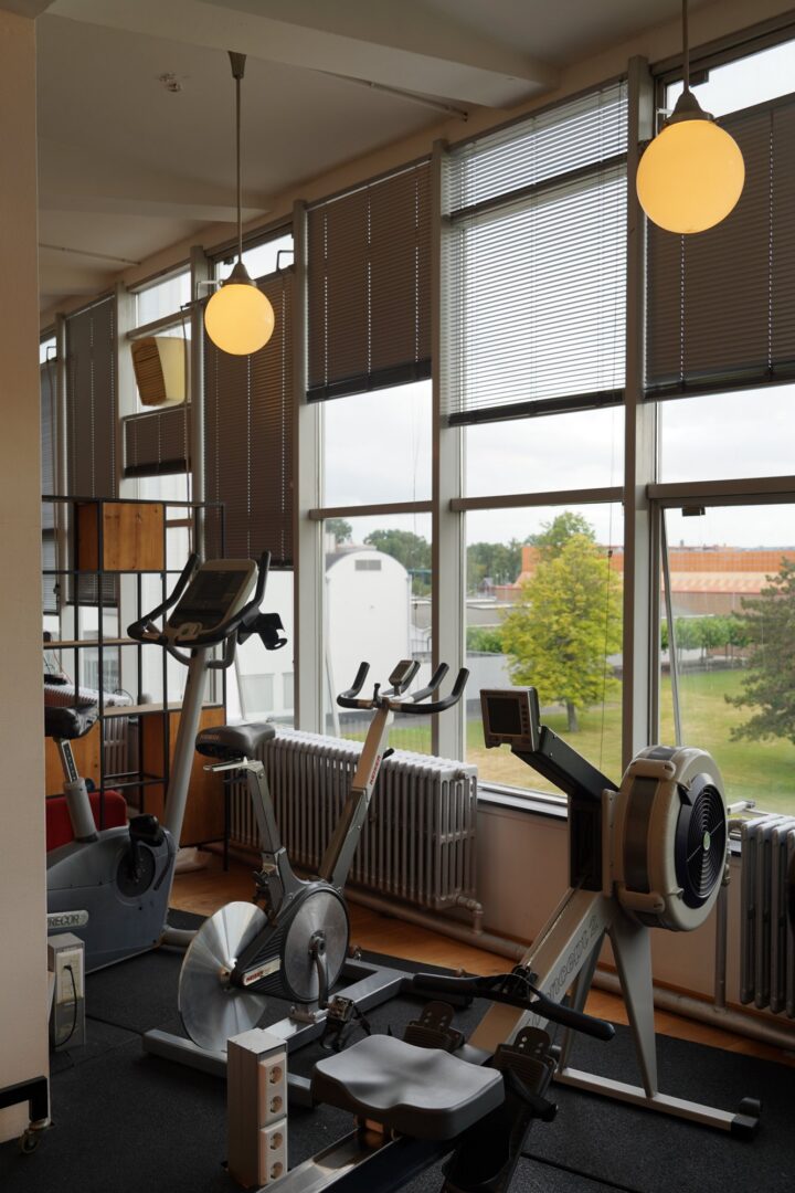 Hometrainers voor conditietraining in de gym van De Boei