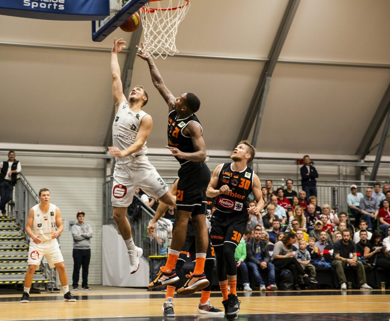 Basketballer springt naar de basket