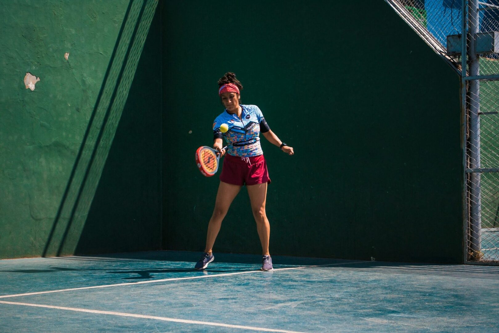 Padelspeelster met racket op de baan